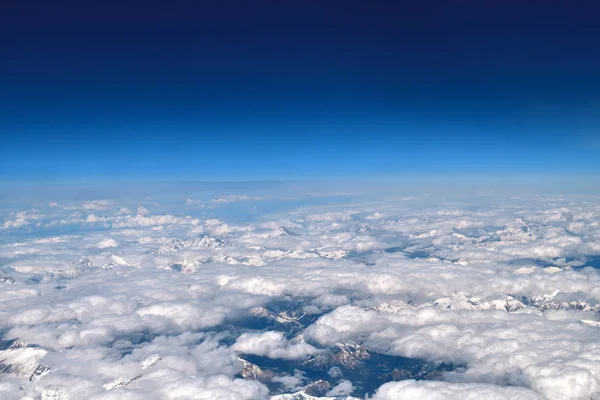 Le montagne del Caucaso sono più alte delle nuvole in Armenia — Foto Stock