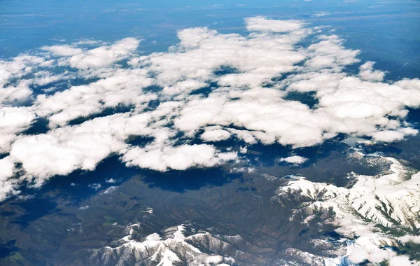 As montanhas do Cáucaso são mais altas do que as nuvens na Armênia — Fotografia de Stock