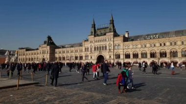 Moskova, Rusya - 14 Nisan. 2018. insanlar sakız mağaza Kızıl Meydan üzerinde yürüyor