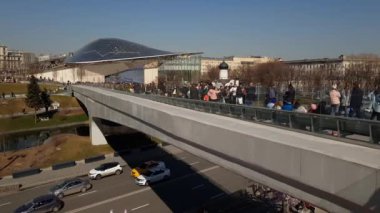 Moskova, Rusya - 14 Nisan. 2018. insanlar üzerinde uçan bridge Park Zaryadye