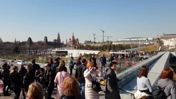 Moskou, Rusland - 14 April. 2018. de mensen op de flying bridge in park Zaryadye — Stockvideo