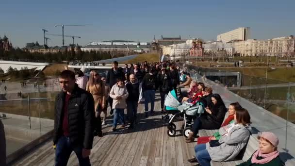 Moskau, Russland - 14. April. 2018. Menschen auf einer Aussichtsplattform im Park zaryadye — Stockvideo