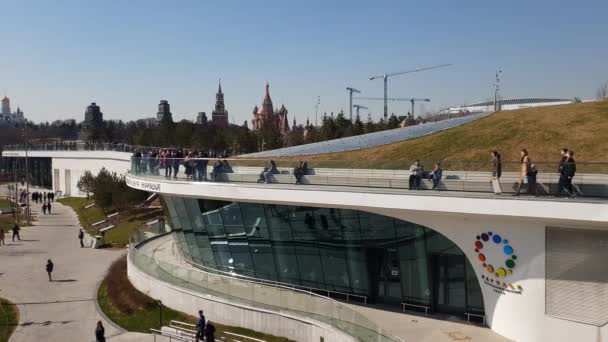 Moskau, Russland - 14. April. 2018. Menschen auf einer Aussichtsplattform im Park zaryadye — Stockvideo