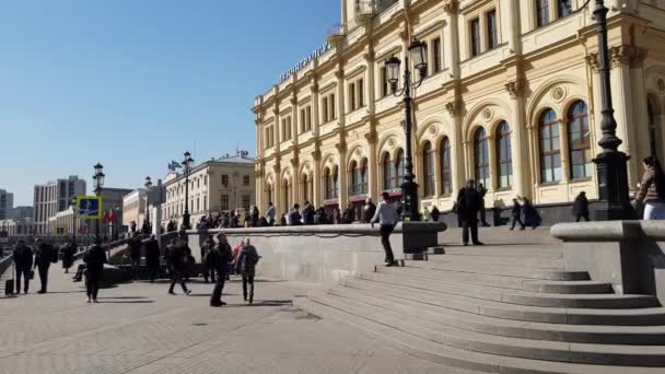 Moskou, Rusland - 14 April. 2018. de gebied tegenover het station van Leningrad. — Stockvideo