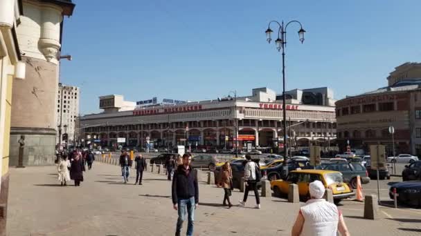 Moscú, Rusia - 14 de abril. 2018. Komsomolskaya Plaza y vistas de la tienda Moskovsky — Vídeos de Stock