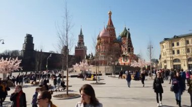 Moskova, Rusya - 14 Nisan. 2018. insanlar Park Zaryadye Aziz Basil tapınak yakınındaki yürüyor
