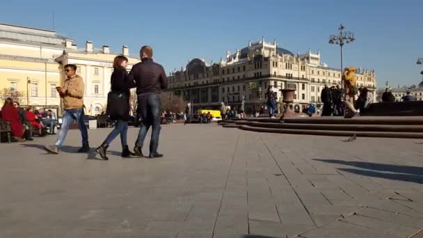 Москва, Російська Федерація - 14 квітня. 2018. театральній площі з людьми в день, timelapse — стокове відео