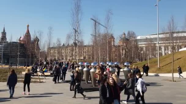 Moskou, Rusland - 14 April. 2018. de Echo installatie in Zaryadye park, metalen sculpturen — Stockvideo