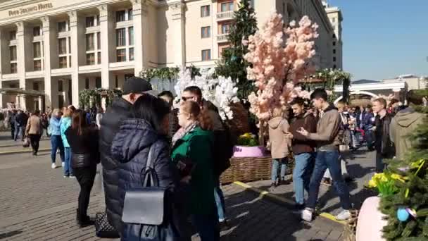 Moscú, Rusia - 14 de abril. 2018. La gente está caminando en la Plaza Manege durante el festival de regalo de Pascua — Vídeos de Stock