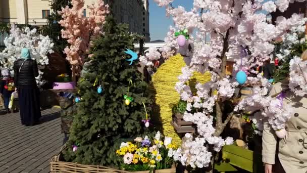 Moscou, Rússia - 14 de abril. 2018. As pessoas estão andando na Praça Manege durante o festival presente de Páscoa — Vídeo de Stock