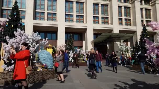 Moscow, Russia - April 14. 2018. People are walking in Manege Square during festival Easter gift — Stock Video