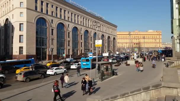 Moskova, Rusya - 14 Nisan. 2018. trafik Detsky mir yakınındaki tiyatro geçit üzerinde depolamak — Stok video