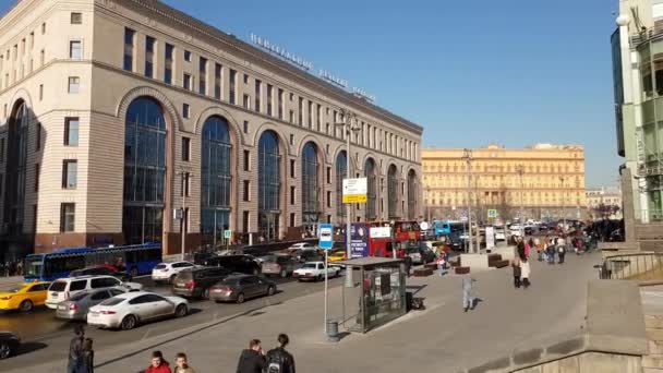 Moskova, Rusya - 14 Nisan. 2018. trafik Detsky mir yakınındaki tiyatro geçit üzerinde depolamak — Stok video