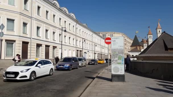 Moscou, Rússia - 14 de abril. 2018. Varvarka Street é uma rua velha no centro da cidade — Vídeo de Stock