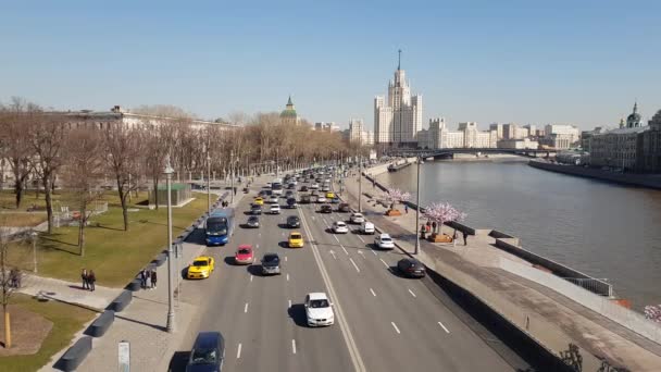 Moskva, Ryssland - 14 April. 2018. trafik på Moskvoretskaya banvallen av Moskvafloden — Stockvideo