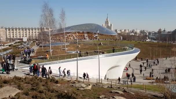 Moskwa, Rosja - 14 kwietnia. 2018. Kora i amfiteatr w parku Zaryadye szkła — Wideo stockowe