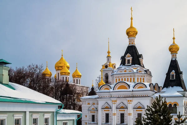Veronderstelling kathedraal in het Kremlin in Dmitrov, Rusland — Stockfoto