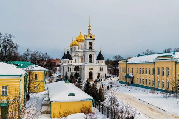Catedral de Assunção no Kremlin da cidade de Dmitrov, Rússia — Fotografia de Stock