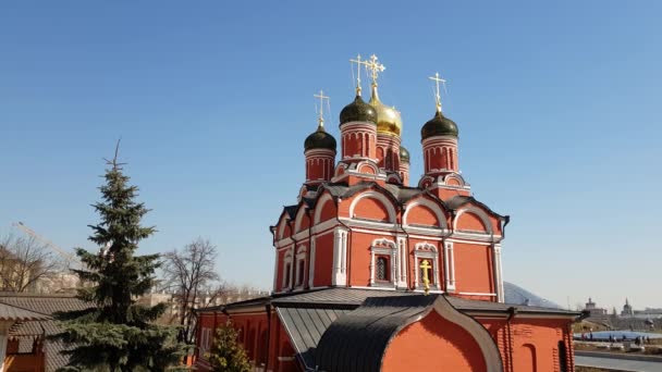 Moscovo, Rússia. Catedral do Ícone da Mãe de Deus O Sinal do antigo Mosteiro de Znamensky em Varvarka — Vídeo de Stock