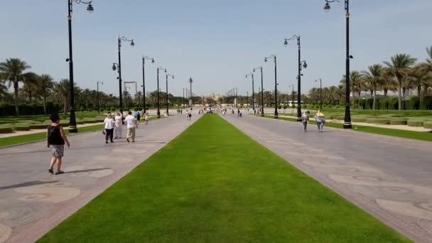 Dubai, Egyesült Arab Emírségek - április 8. 2018. a vezető a palota Sheikh Muhammad avenue turisták — Stock videók