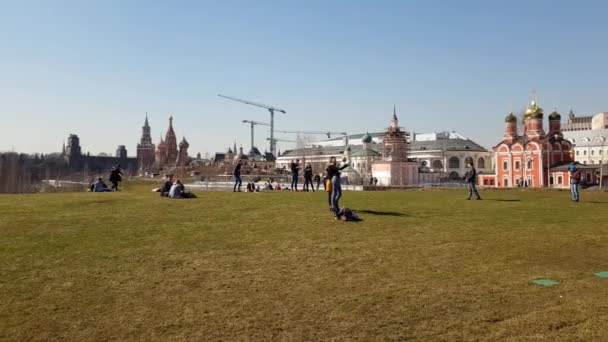 Москва, Російська Федерація - 14 квітня. 2018. люди розслабитися на галявині в парк Zaryadye. — стокове відео