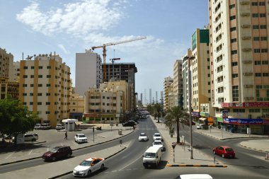Sharjah, Birleşik Arap Emirlikleri - 8 Nisan. 2018. Basra Körfezi St ve petrol platformlar bir görünümünü