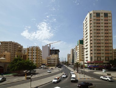 Sharjah, Birleşik Arap Emirlikleri - 8 Nisan. 2018. Basra Körfezi St ve petrol platformlar bir görünümünü