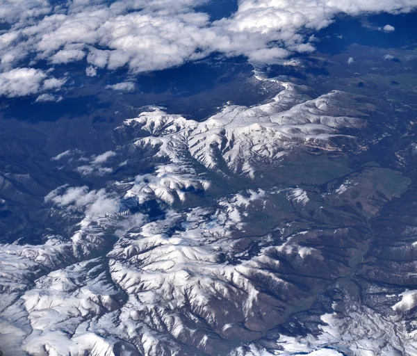 Vista de avião para picos cobertos de neve de montanhas do Cáucaso — Fotografia de Stock