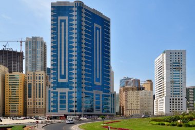 Sharjah, Birleşik Arap Emirlikleri - 8 Nisan. 2018. şehrin yüksek katlı konut ve yol ile genel görünümü.