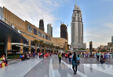 Dubai, Birleşik Arap Emirlikleri - 8 Nisan. 2018. Dubai Mall alışveriş merkezinin önünde çeşme meydanında turistlere.
