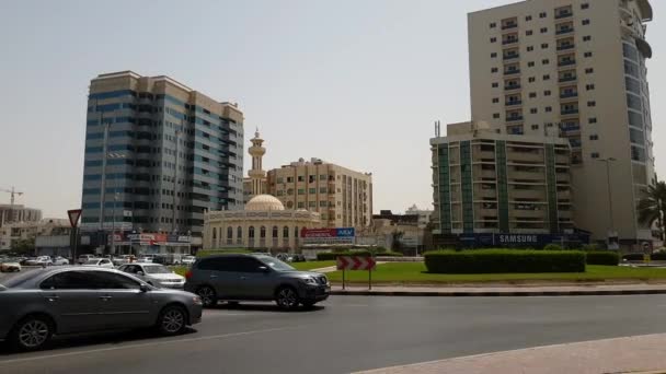 Ajman, Ηνωμένα Αραβικά Εμιράτα - 11 Απριλίου. 2018. τυπικό αστικό τοπίο με δρόμο — Αρχείο Βίντεο