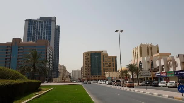 Ajman, Birleşik Arap Emirlikleri - 11 Nisan. 2018. tipik cityscape yol ile — Stok video