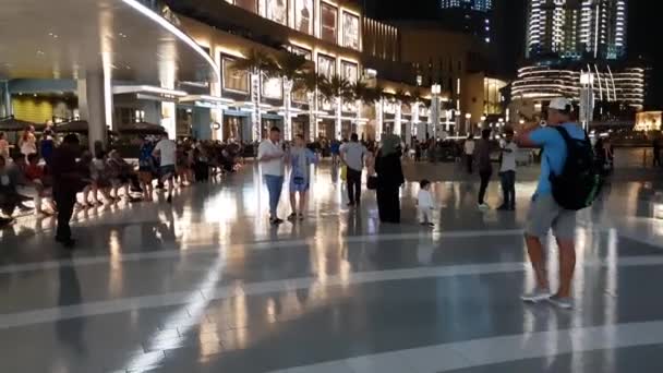 Dubaj, Spojené arabské emiráty - duben 8. 2018. turisté na náměstí u kašny před Dubai Mall. — Stock video