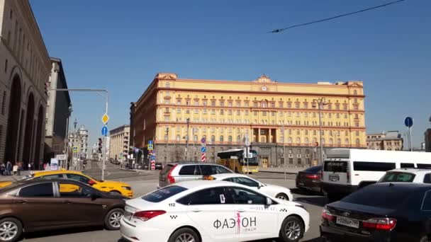 Mosca, Russia - 14 aprile. 2018. Traffico vicino alla costruzione del Servizio federale di sicurezza — Video Stock