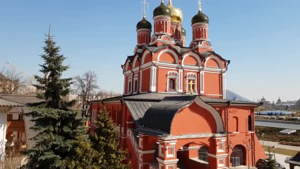 Moskva, Ryssland - 14 April. 2018. domkyrkan av ikonen av Guds moder på Varvarka street — Stockvideo