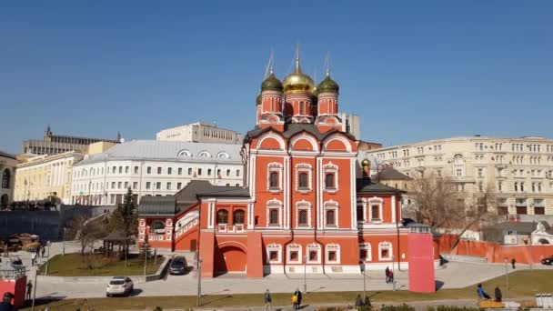 Moscou, Rússia - 14 de abril. 2018. Catedral de Ícone de Mãe de Deus na rua Varvarka — Vídeo de Stock
