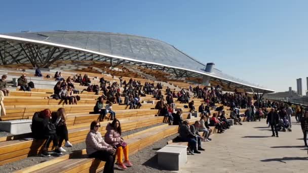 Μόσχα, Ρωσία - 14 Απριλίου. 2018. γυάλινα φλοιό και αμφιθέατρο στο πάρκο Zaryadye — Αρχείο Βίντεο