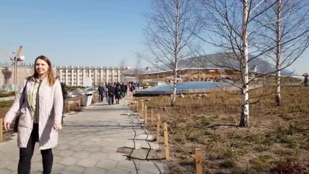 Moscú, Rusia - 14 de abril. 2018. Parque Zaryadye en el centro de la ciudad cerca del Kremlin . — Vídeo de stock