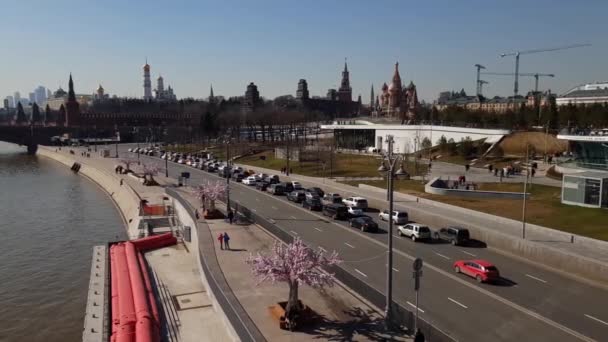 Moscú, Rusia - 14 de abril. 2018. vista del terraplén Moskvoretskaya y el Kremlin — Vídeo de stock