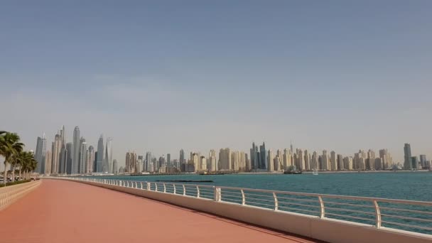 Dubai, Birleşik Arap Emirlikleri - 8 Nisan. 2018. ünlü moda bölgesi ve marina Dubai Yat Limanı olduğunu — Stok video