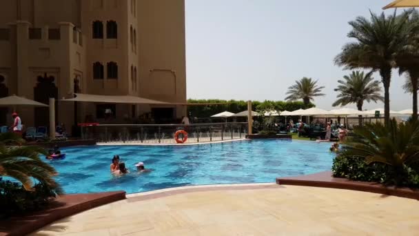 아즈만, 아랍 에미리트-4 월 11 일입니다. 2018. Bahi 궁전에서 호텔 수영장 — 비디오