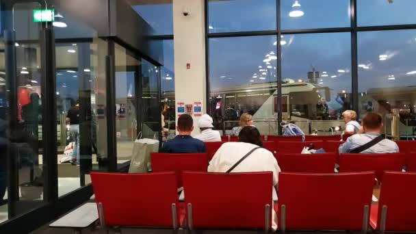 Dubaj, ZEA - 10 kwietnia. 2018. pasażerów w terminalu 2 wyjścia strefy Lotnisko — Wideo stockowe
