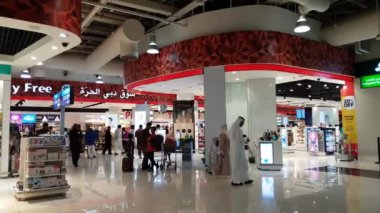 Dubai, Birleşik Arap Emirlikleri - 10 Nisan. 2018. terminal 2 kalkış bölgesinde Havalimanı'nda yolcu