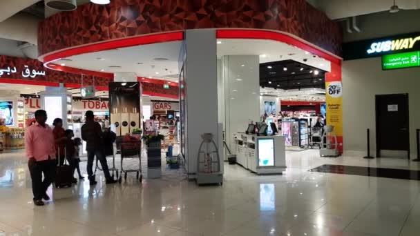 Dubai, Emiratos Árabes Unidos - 10 de abril. 2018. Pasajeros en la zona de salida de la terminal 2 en el aeropuerto — Vídeos de Stock