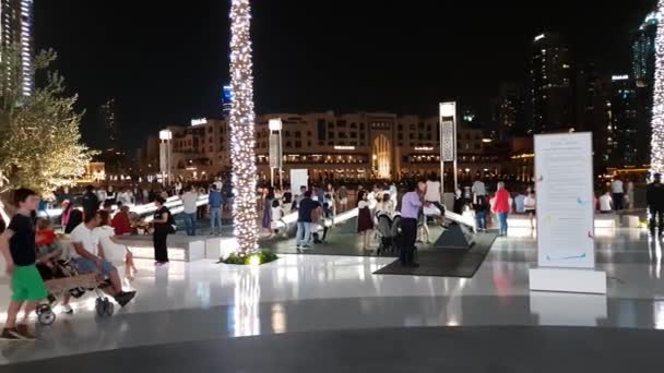 Dubai, uae - 8. April. 2018. Menschen fahren auf Schaukel auf dem Platz der Dubai Mall — Stockvideo
