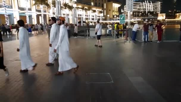 Dubai, Emiratos Árabes Unidos - 8 de abril. 2018. hombre de ropa nacional árabe en la plaza frente al Dubai Mall — Vídeos de Stock