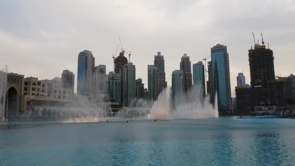 Dubai, Emirati Arabi Uniti - 8 aprile. 2018. fontana musicale sulla piazza vicino al Burj Khalifa — Video Stock