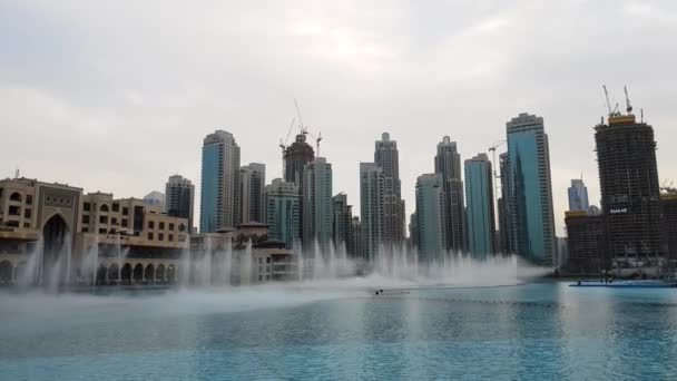Dubai, Förenade Arabemiraten - 8 April. 2018. musikaliska fontän på torget nära Burj Khalifa — Stockvideo