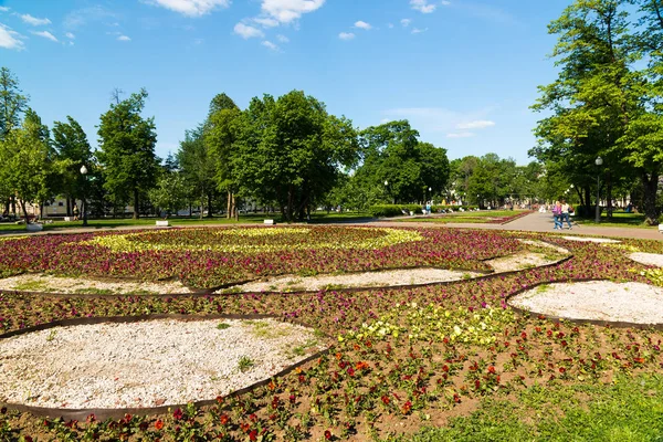 Gran macizo de flores en la Plaza Bolotnaya en Moscú, Rusia — Foto de Stock