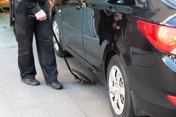 Le garde examine le fond de la voiture avec un miroir — Photo